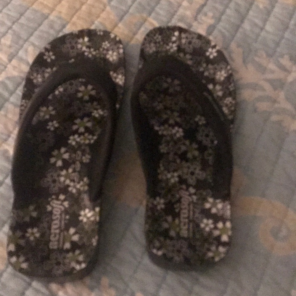 Acrosoft flip flops